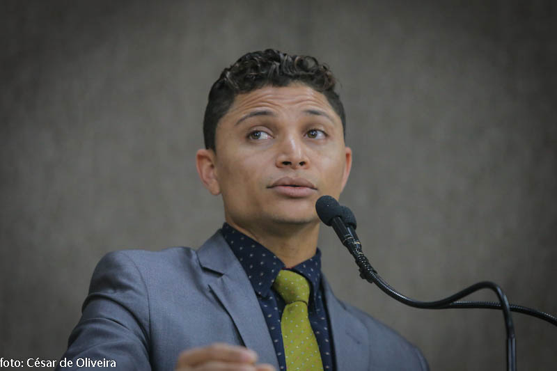 Por meio de WhatsApp, Palhaço Soneca ajuda moradores do loteamento Jatiuca 