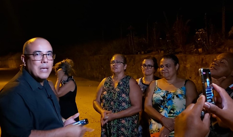 Prefeito fake Edvaldo manda as placas e '"esquece" de começar a obra, revela Amintas na live