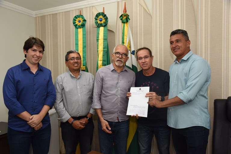 Presidente da Câmara recebe PL que amplia prazo para solicitar isenção de IPTU