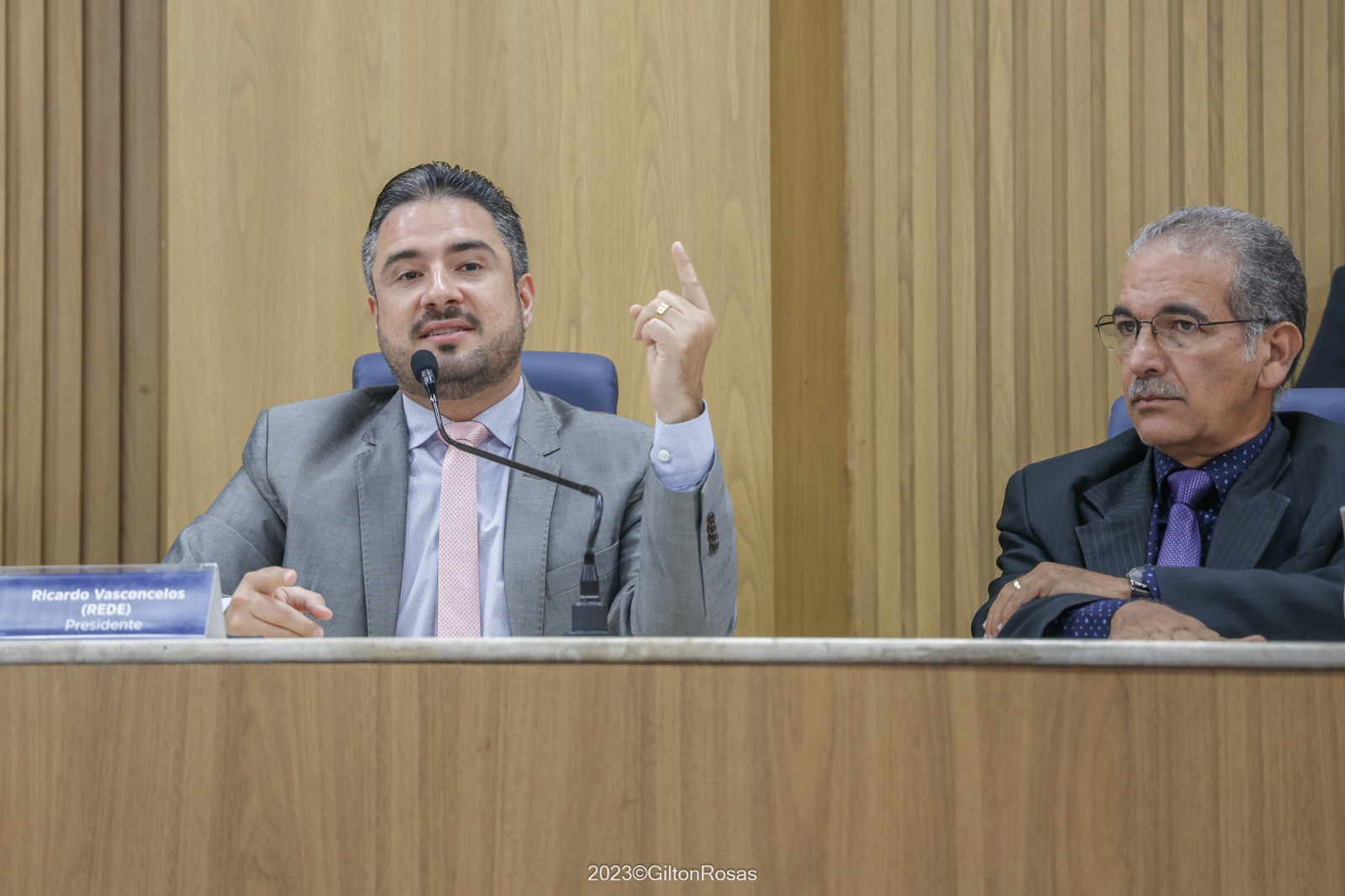 Presidente da Casa, Ricardo Vasconcelos, reforça a importância da emenda aprovada que aumenta a fiscalização do Poder Legislativo