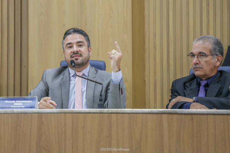 Presidente da Casa, Ricardo Vasconcelos, reforça a importância da emenda aprovada que aumenta a fiscalização do Poder Legislativo