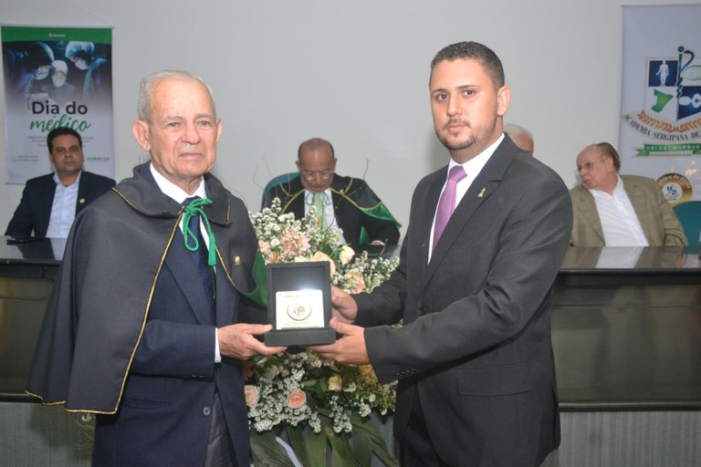 Presidente da CMA é homenageado com a Comenda Amigos da Somese