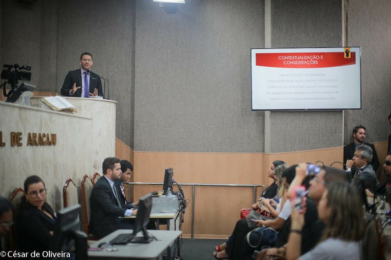 Presidente do Sindicato dos Farmacêuticos ocupa Tribuna Livre para cobrar equidade de salários