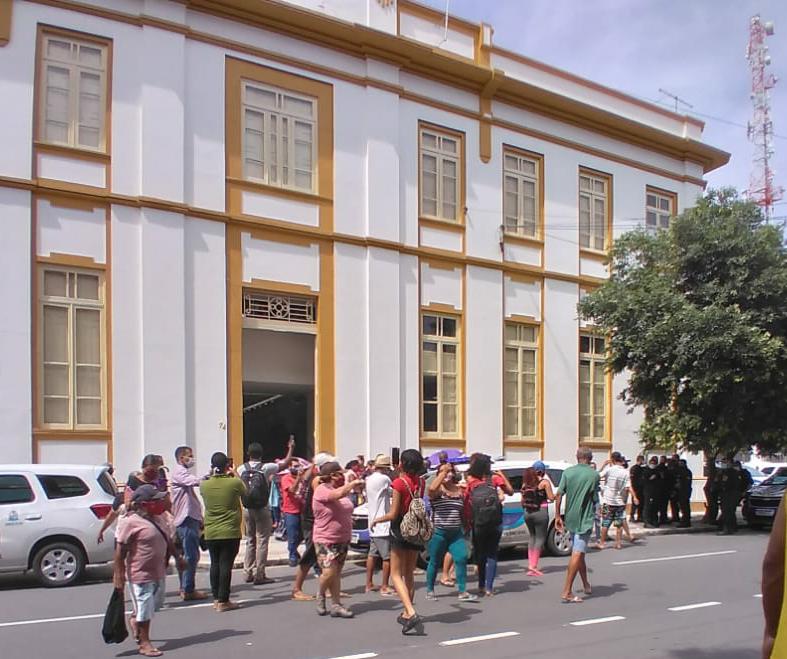 Presidente e Comissão de Direitos Humanos negociam e manifestantes fazem desocupação pacífica