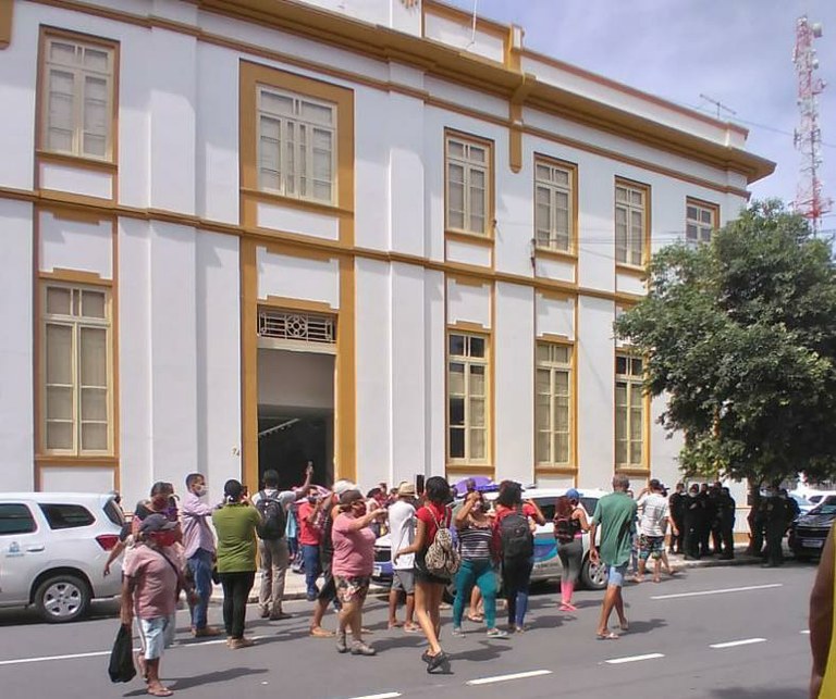 Presidente e Comissão de Direitos Humanos negociam e manifestantes fazem desocupação pacífica