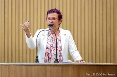 Primeira semana de atuação: professora Sonia Meire subscreve e consegue aprovar 3 projetos na CMA de autoria de Linda Brasil