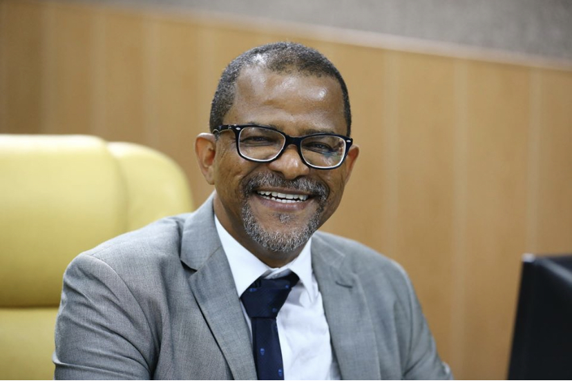 Professor Bittencourt comemora aprovação de auxílio aos professores e combate a pobreza menstrual