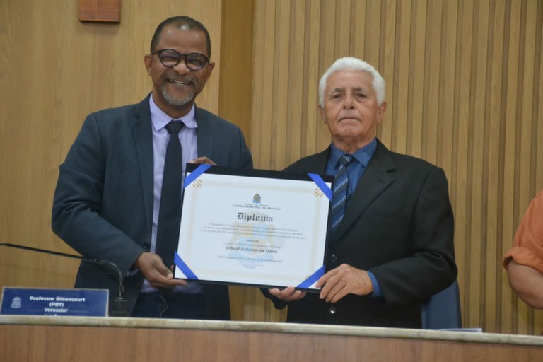 Professor Bittencourt entrega Título de Cidadania Aracajuana ao presidente estadual do PCdoB