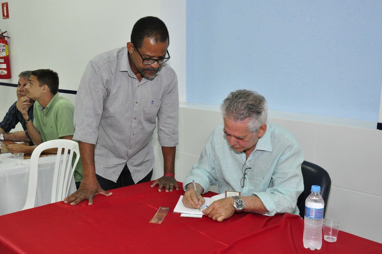 Professor Bittencourt prestigia lançamento de livro