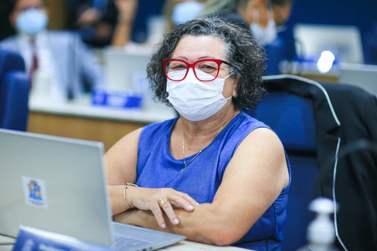 Professora Ângela Melo critica anúncio do Governo sobre projeto para desobrigar uso de máscara em Sergipe
