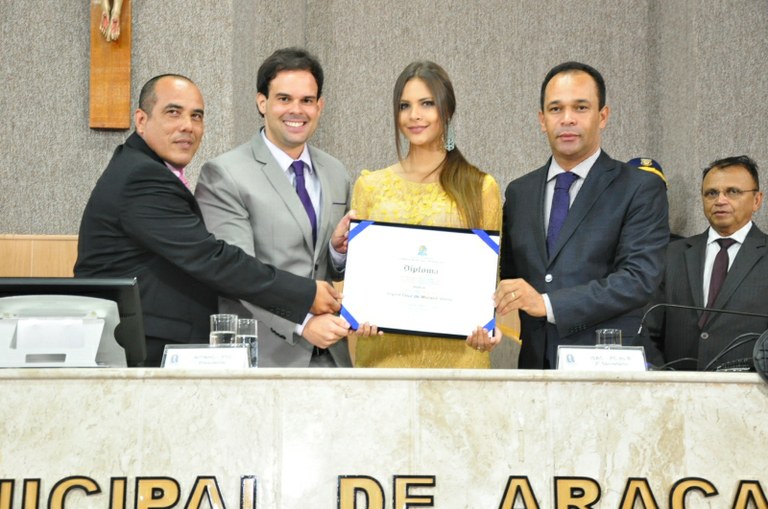 Modelo Ingrid Moraes recebe título de Cidadã Aracajuana