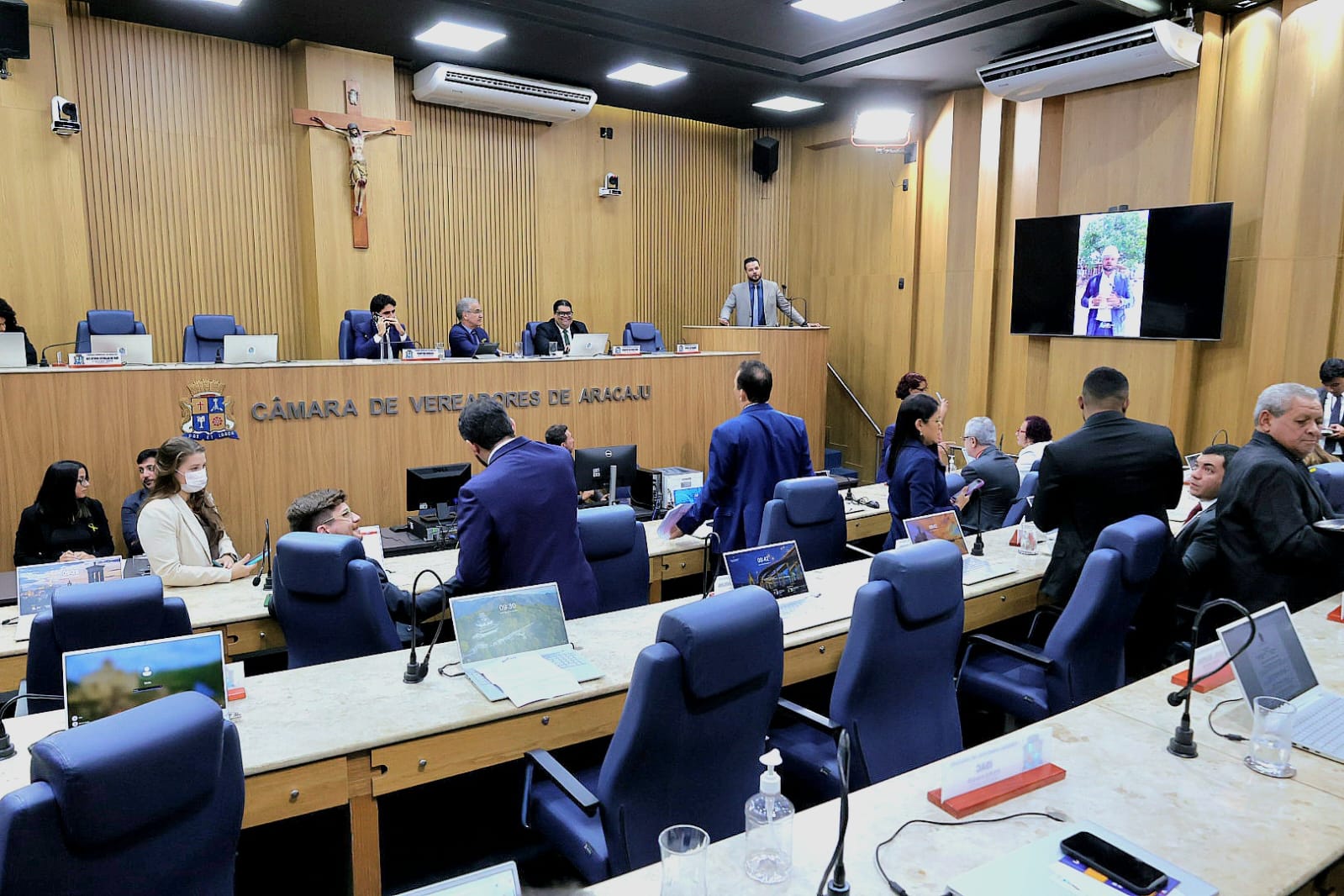 Regulamentação de motoristas lotação, eleições do Confiança e maior presença de educadores físicos em escolas do município foram temas abordados no Pequeno Expediente 