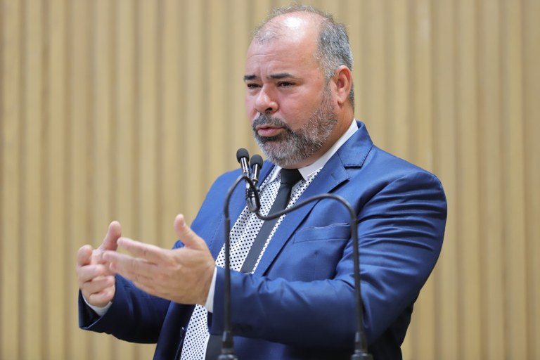 Requerimento referente à comenda Maria José Figueirôa proposto por Isac é aprovado