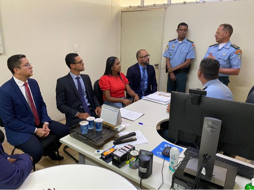 Ricardo Marques acompanha mulher vítima de falha na identificação facial na Corregedoria da PM