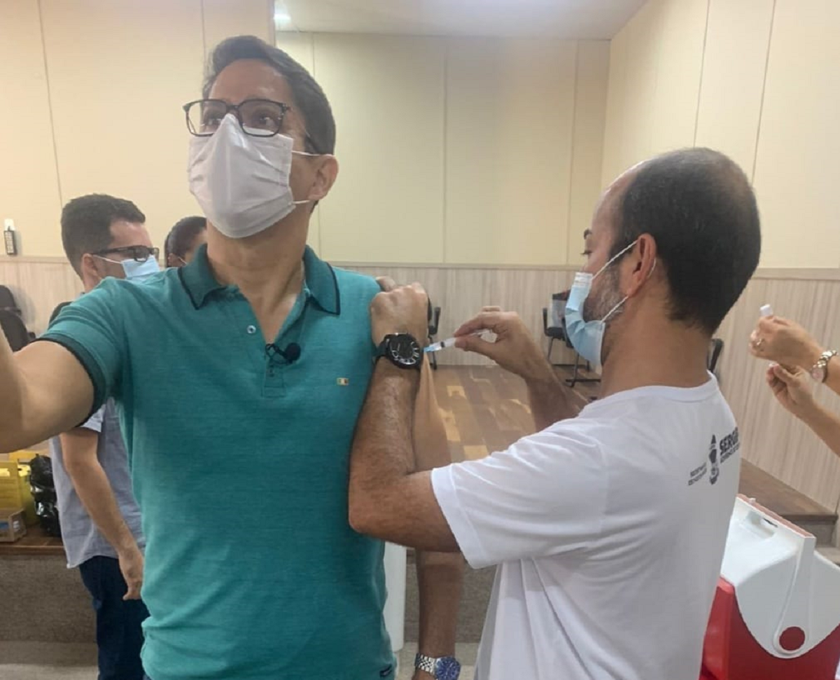 Ricardo Marques comemora 2ª dose da vacina contra a Covid e faz alerta