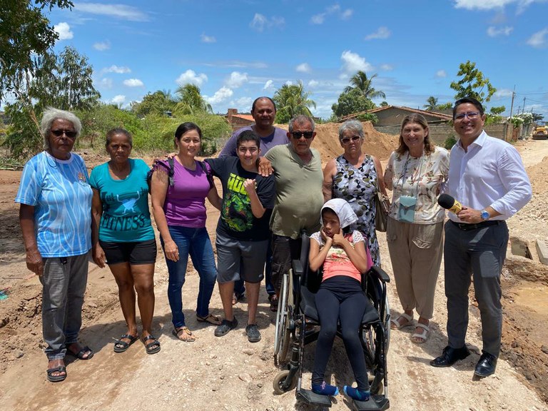 Ricardo Marques comemora obra de pavimentação na rua do Ciras: “cobramos muito”