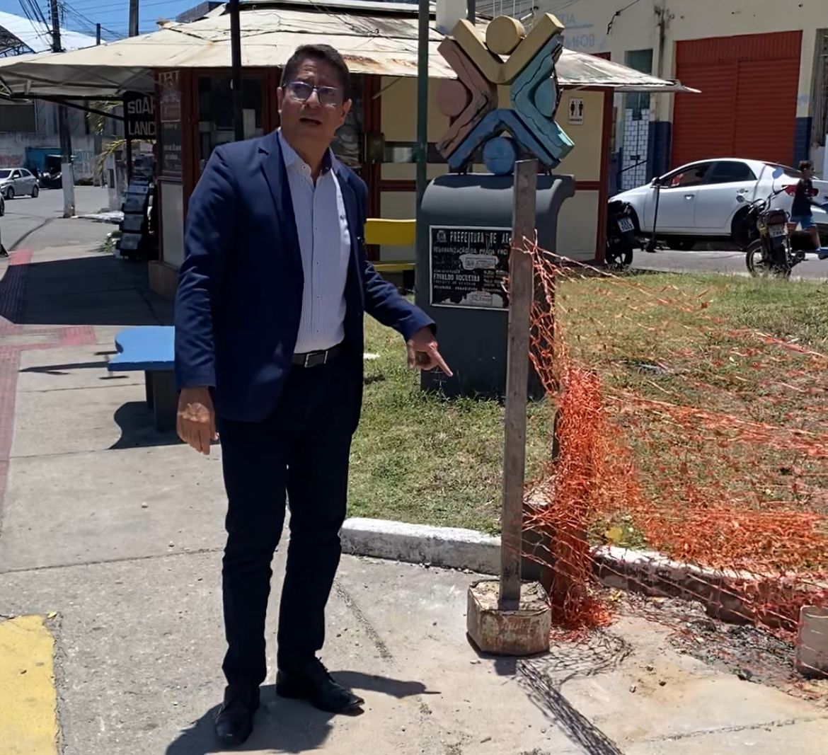 Ricardo Marques diz que bancos de praça destruídos a marretadas no bairro 18 do Forte poderiam  ser reaproveitados