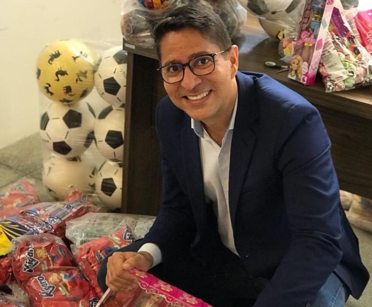 Ricardo Marques doa brinquedos para crianças acolhidas por instituições