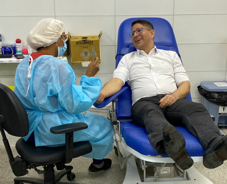 Ricardo Marques doa sangue e apoia campanha do Hemose para reforçar o estoque para o carnaval 