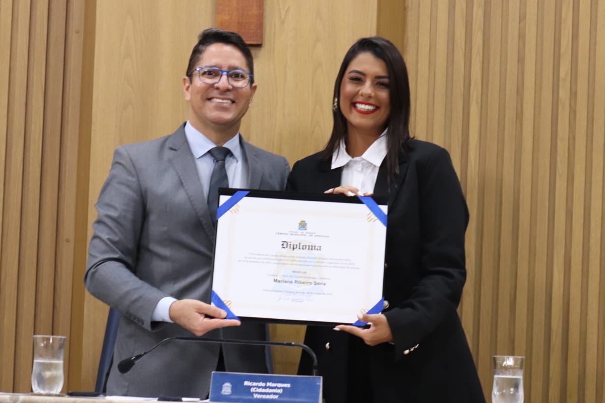 Ricardo Marques entrega título de Cidadania Aracajuana a Mariana Sena, apresentadora da TV Atalaia