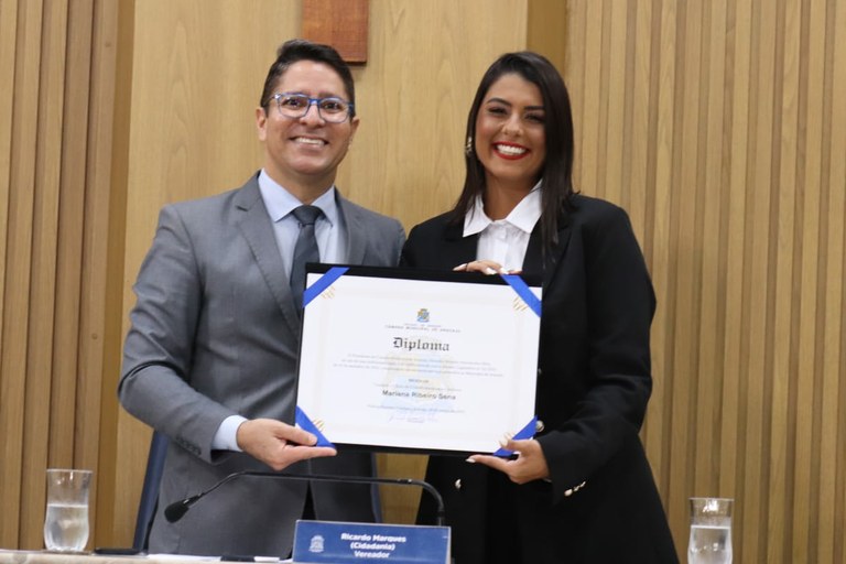 Ricardo Marques entrega título de Cidadania Aracajuana a Mariana Sena, apresentadora da TV Atalaia