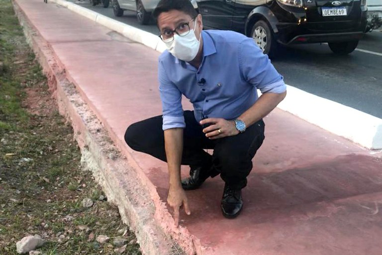  Ricardo Marques fica surpreso com remendos em ciclovia: “Mal feito para um investimento de 14 milhões de reais”