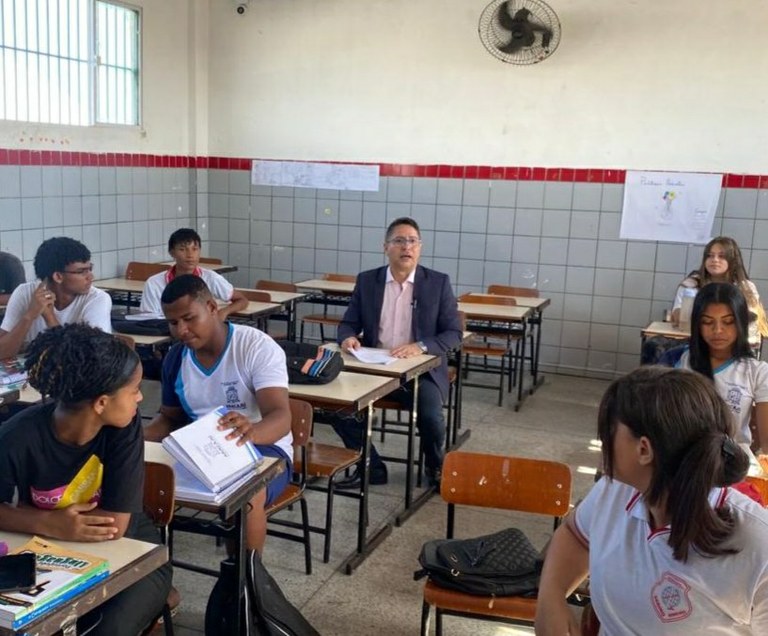 Ricardo Marques fiscaliza escola na Zona Norte e alunos apelam por ar-condicionado nas salas de aula