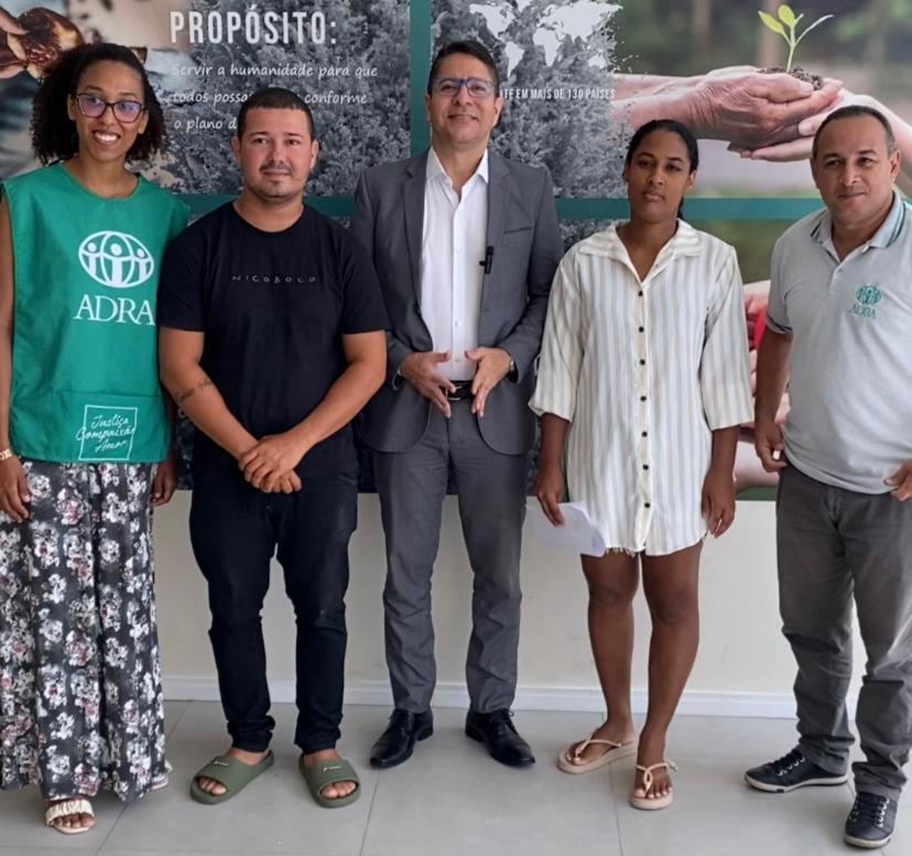 Ricardo Marques leva apoio à família que perdeu filha de 10 anos, vítima de bomba caseira, na Zona Norte de Aracaju