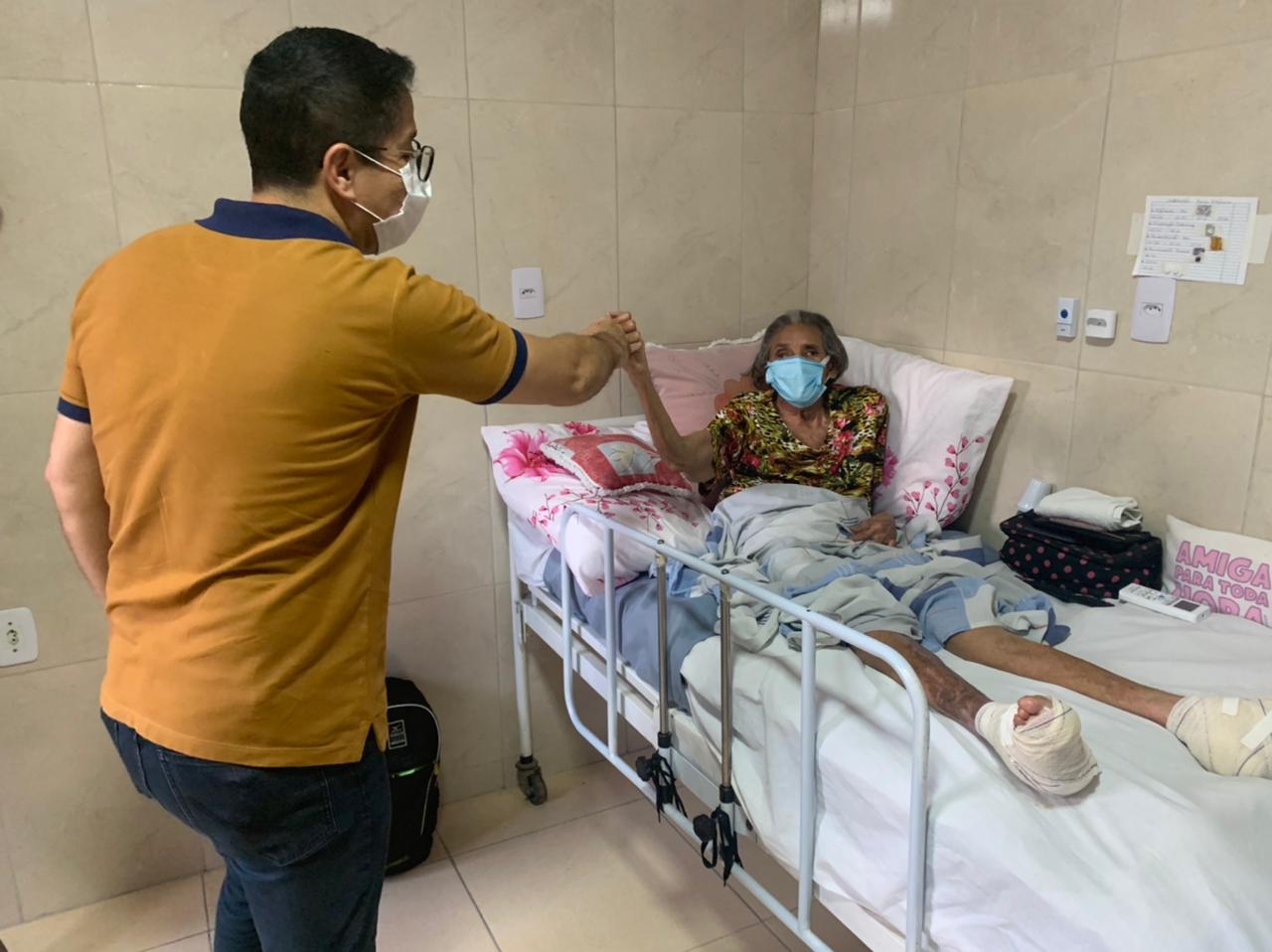 Ricardo Marques visita Maria Feliciana e diz que ela precisa de ajuda do poder público