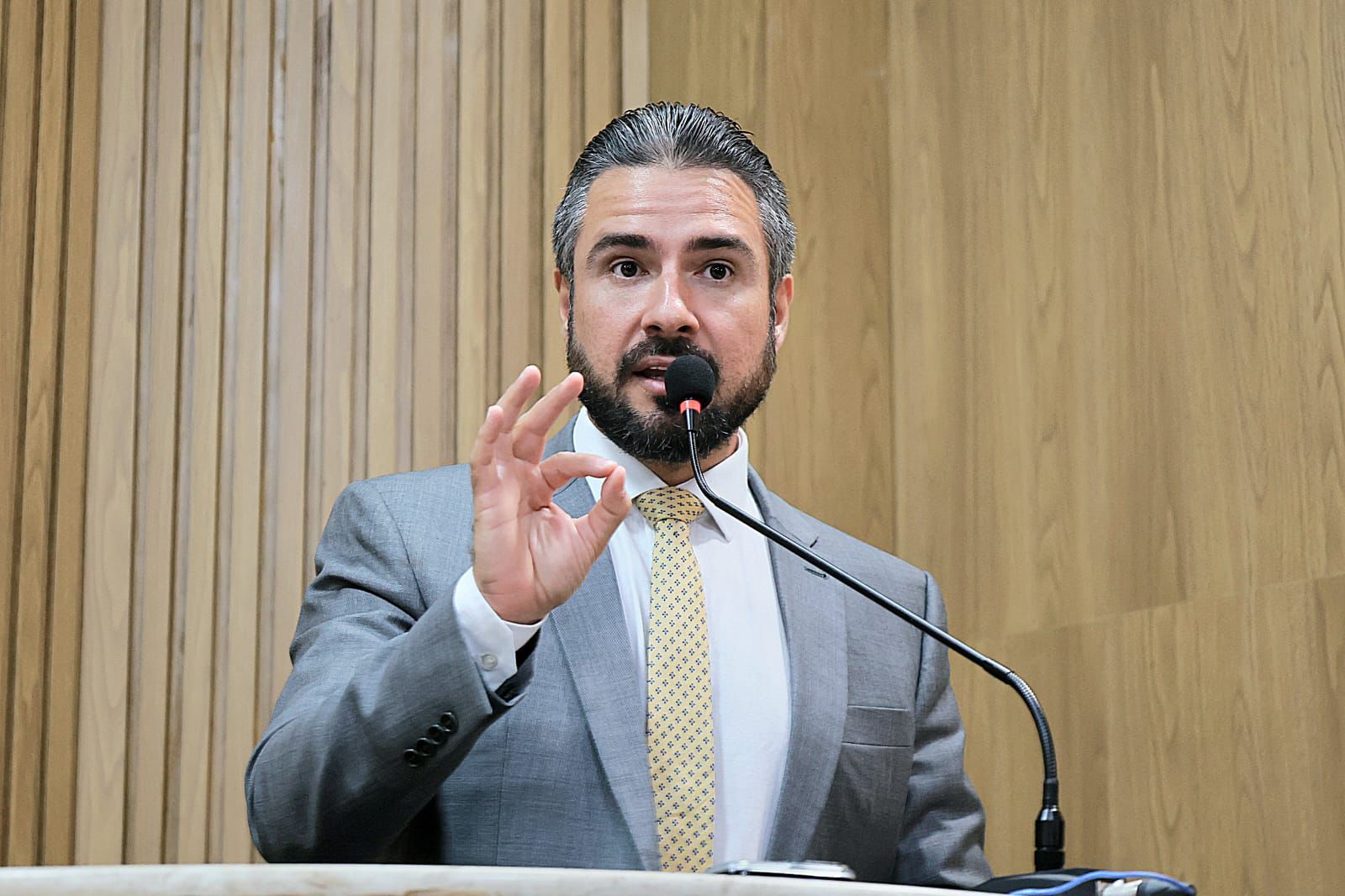 Ricardo Vasconcelos alerta para avanço da violência contra mulheres e defende endurecimento das leis