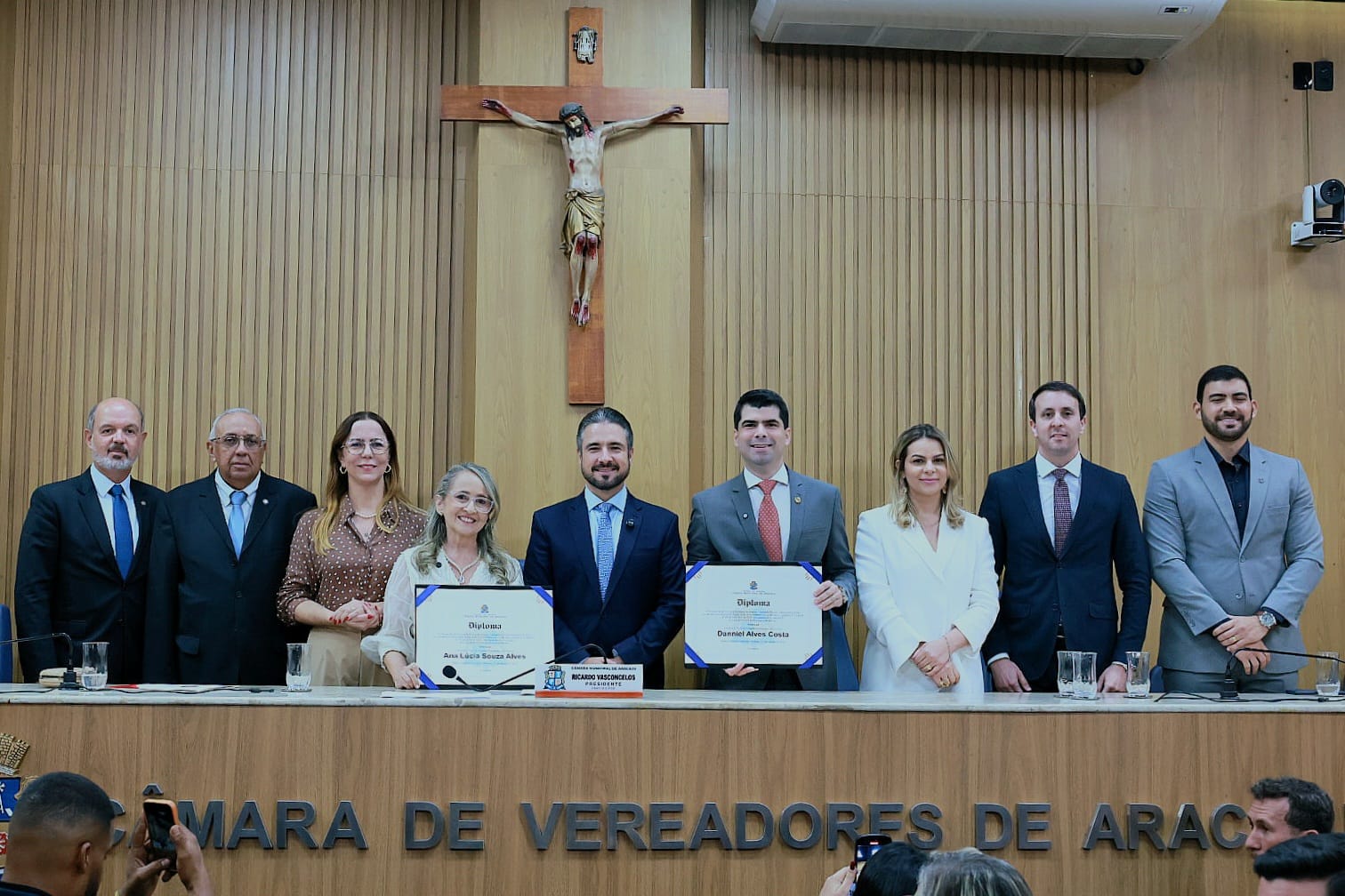 Ricardo Vasconcelos concede título de cidadania aracajuana ao presidente da OAB/SE e à advogada Ana Lúcia