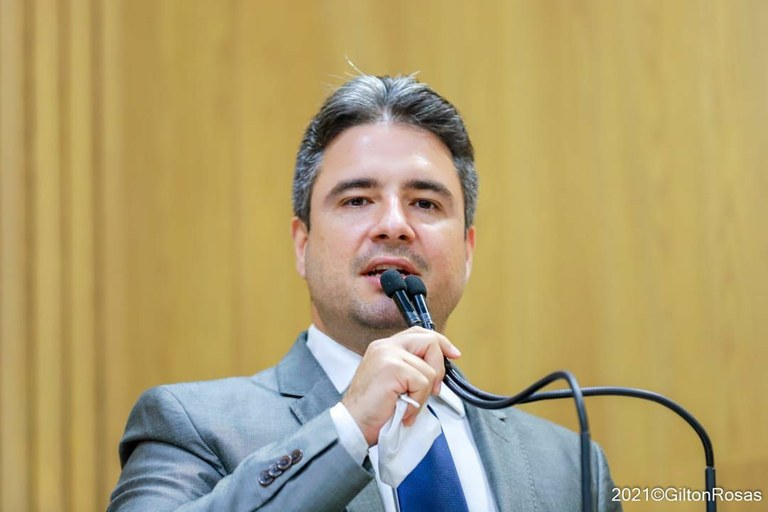 Ricardo Vasconcelos denuncia venda da Petrobras