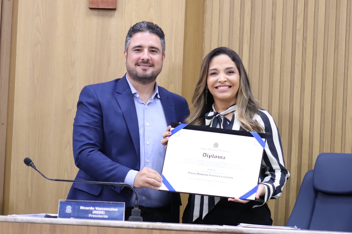 Ricardo Vasconcelos entrega título de Cidadã Aracajuana à médica Paula Louzada