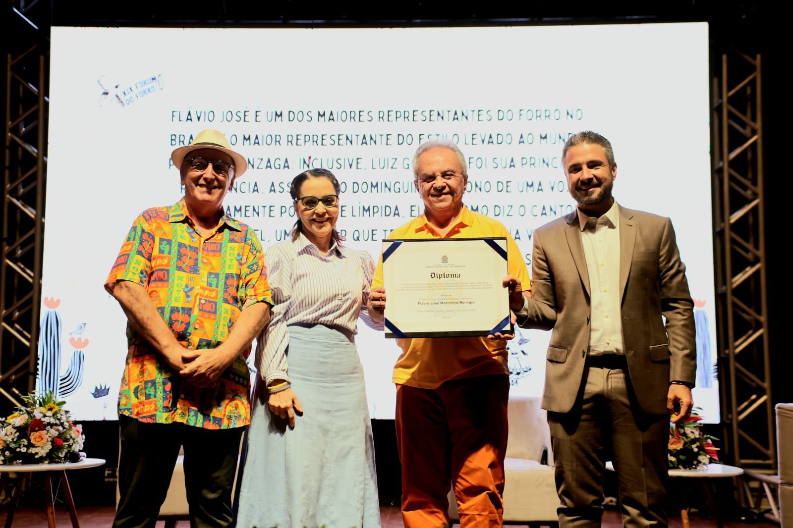 Ricardo Vasconcelos entrega Título de Cidadania Aracajuana a Flávio José durante Fórum do Forró