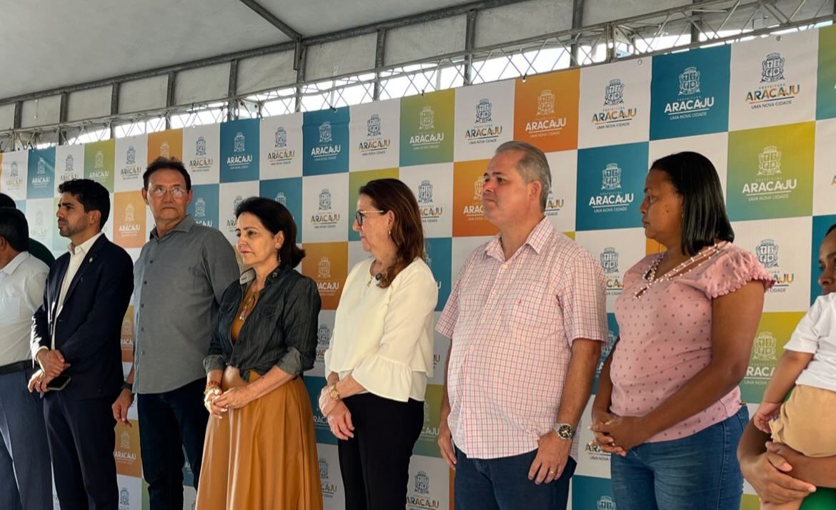 Rodrigo Fontes acompanha entrega de 244 moradias no bairro 17 de Março  