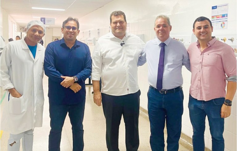 Rodrigo Fontes acompanha entrega de tomógrafo ao Huse 