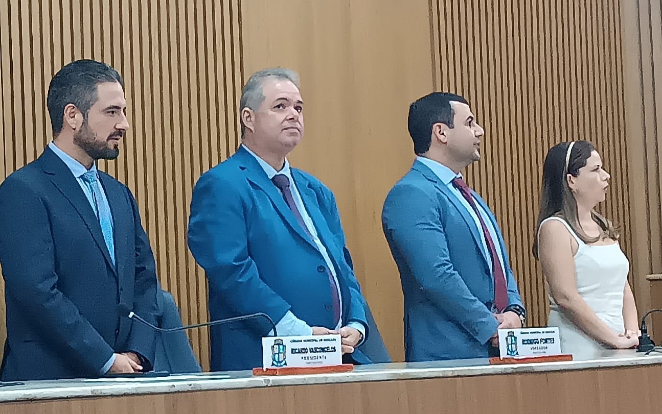 Rodrigo Fontes se licencia do mandato e presta homenagem à enfermagem durante posse do suplente 