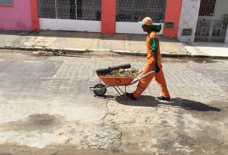 Rua Espirito Santo recebe mutirão de limpeza após Indicação de Anderson de Tuca