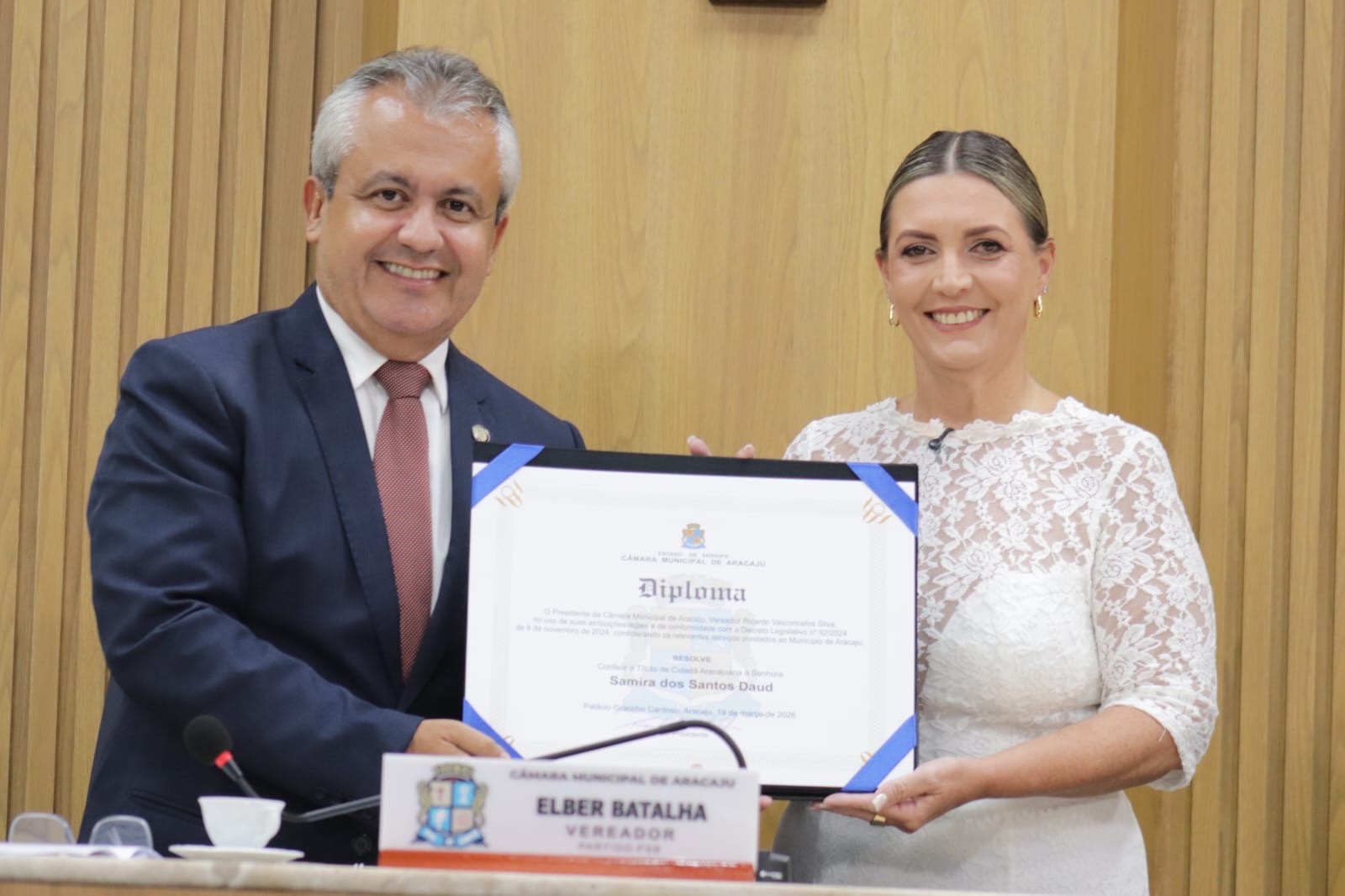 Com autoria de Elber, Samira Daud se torna Cidadã Aracajuana 