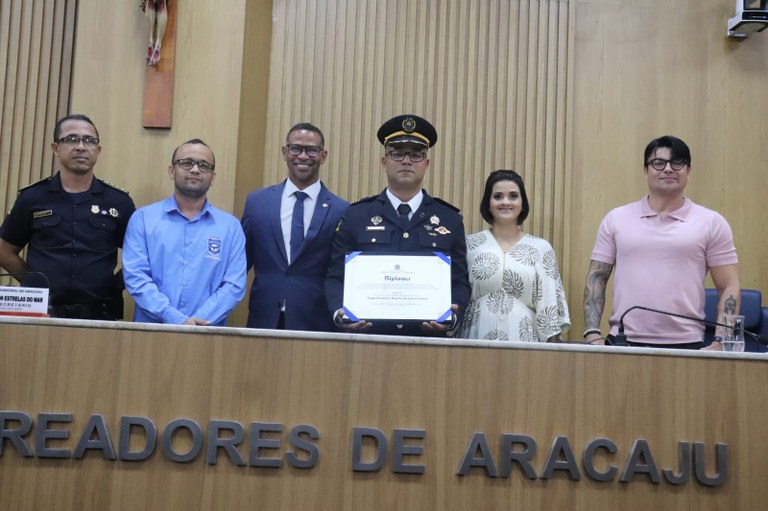 Sargento Byron concede Título de Cidadão Aracajuano a Tiago Emanuel 