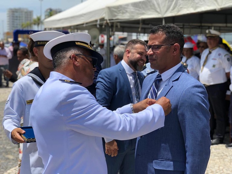 Sargento Byron recebe a Medalha Amigo da Marinha
