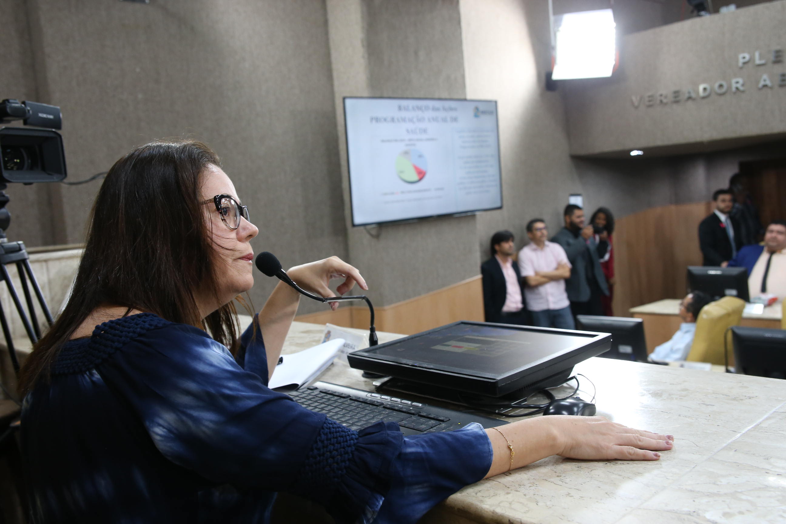 Secretária Waneska Barbosa apresenta dados da Saúde Municipal na Câmara de Aracaju