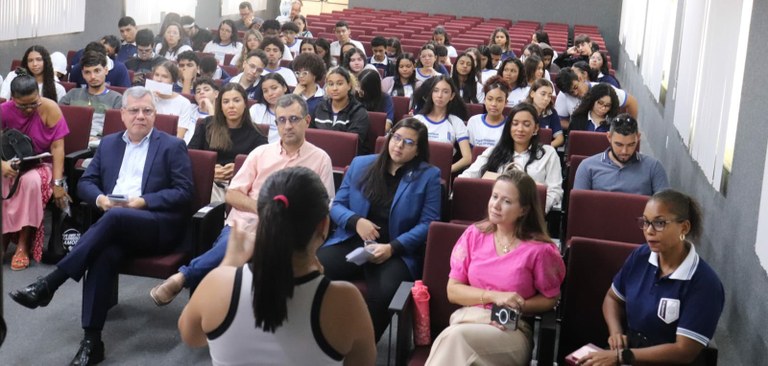 Setor de Comunicação promove ação no colégio Atheneu em homenagem aos 170 anos da CMA 