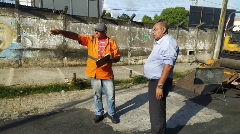 Seu Marcos acompanha recapeamento em ruas do 18 do Forte