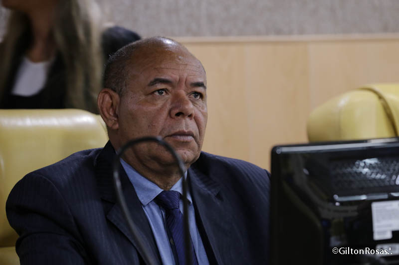 Seu Marcos cobra limpeza do canal do Japãozinho