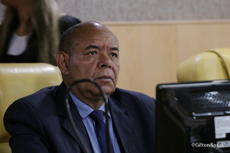 Seu Marcos cobra limpeza do canal do Japãozinho