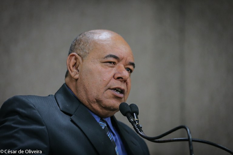 Seu Marcos comemora a aprovação da Campanha Abril Marrom