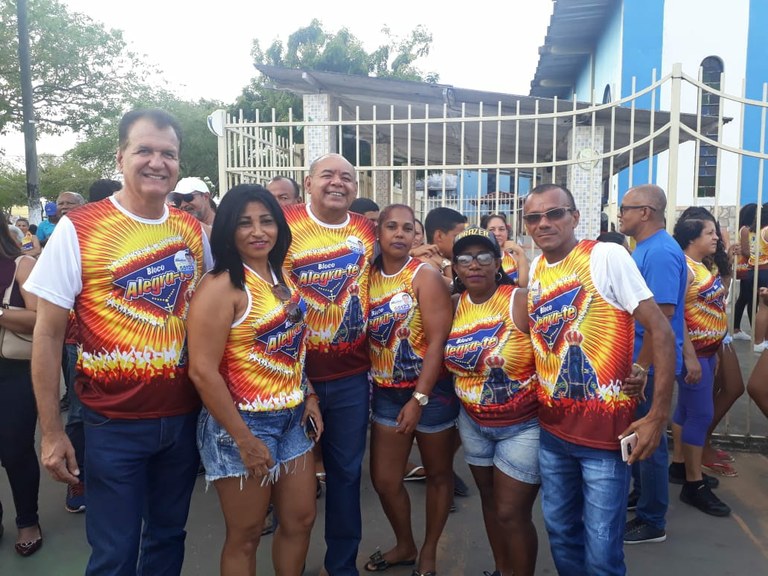 Seu Marcos comemora o sucesso do Bloco Alegra-te no Bugio