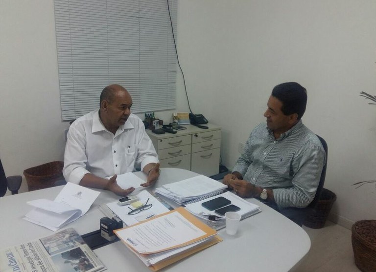 Seu Marcos consegue na Emsurb limpeza de rua e de canal no Japãozinho