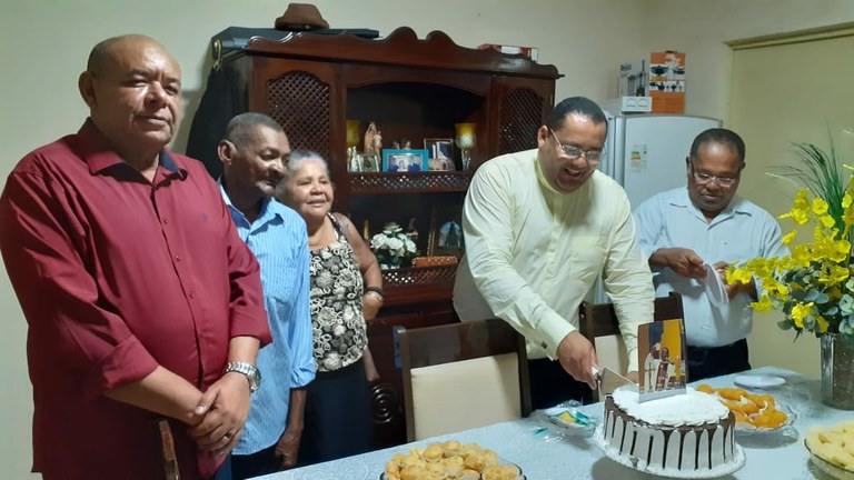 Seu Marcos parabeniza Padre Jadilson pelos 17 anos de sacerdócio